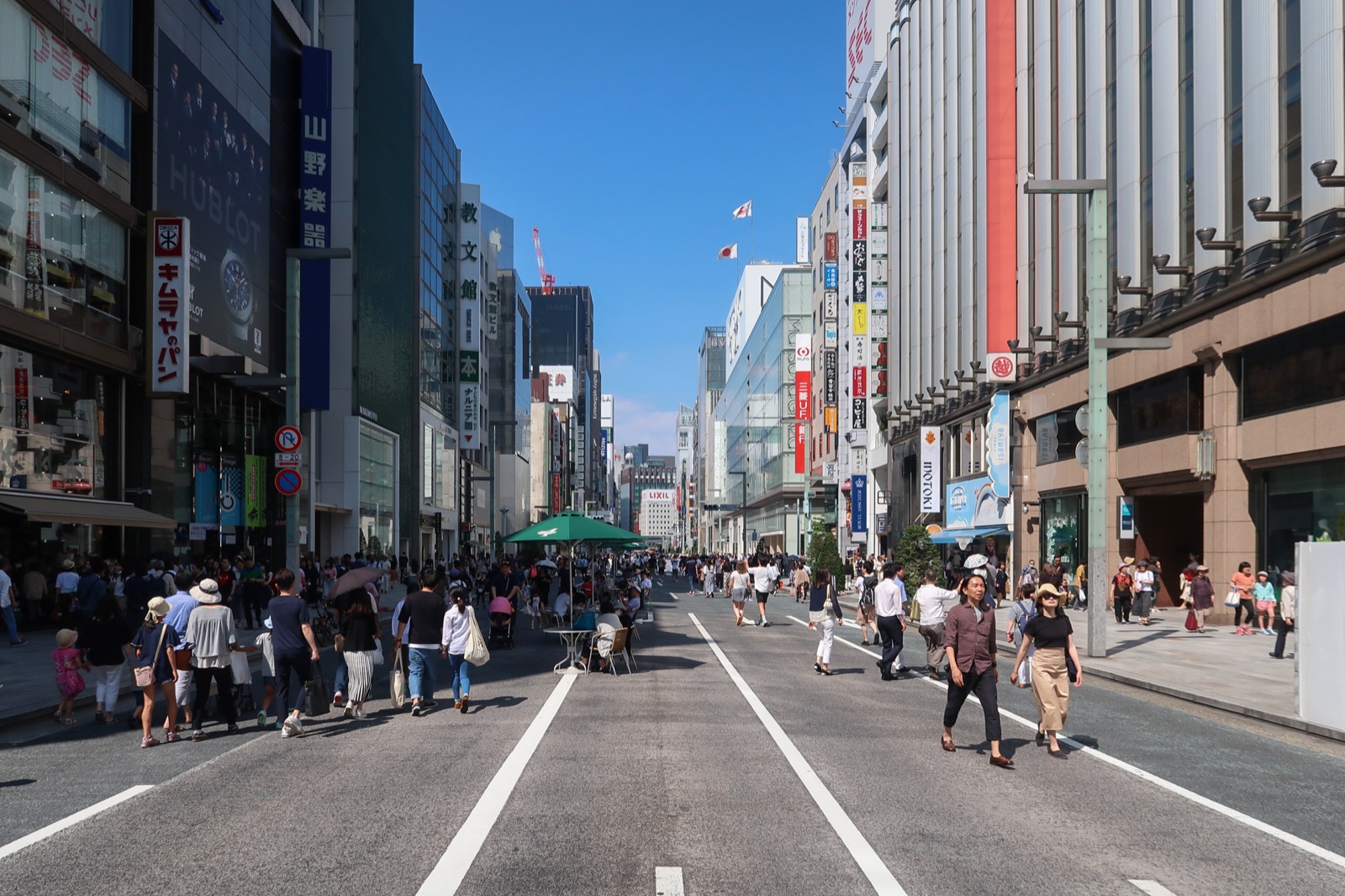 歩行者天国の中央通り、銀座