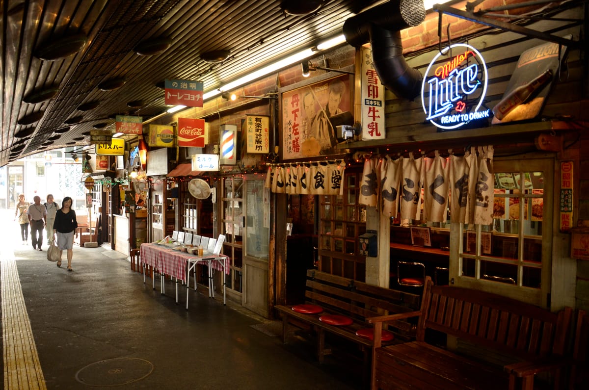有楽町駅のガード下、有楽町コンコースの通り。両側に飲食店が並ぶ。